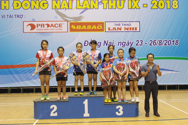 Ban tổ chức trao huy chương cho các tay vợt đoạt thứ hạng nội dung đôi nữ lứa tuổi 11 tại giải