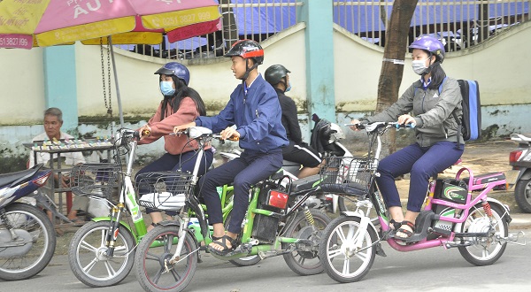 Sau giờ tan học, nhiều học sinh ở TP.Biên Hòa chạy xe đạp điện dàn hàng ngang trên đường gây mất an toàn giao thông.