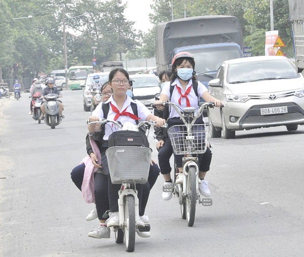 Thậm chí học sinh chạy xe đạp điện chở 3 lưu thông trên đường Võ Thị Sáu (TP.Biên Hòa) rất nguy hiểm.