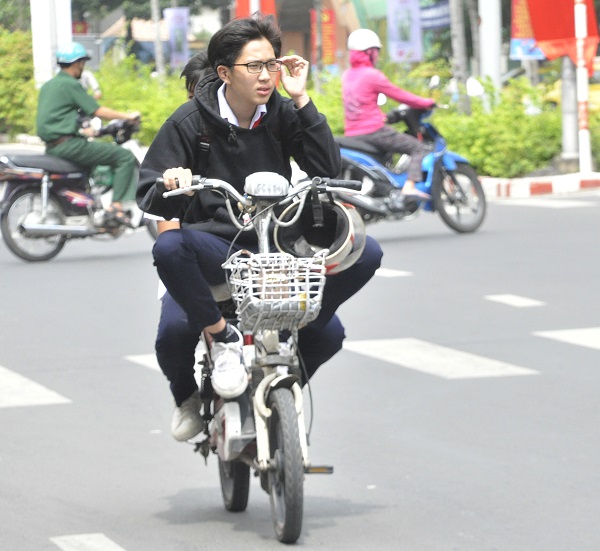 Không ít học sinh dù mang theo mũ bảo hiểm nhưng chỉ để đối phó chứ không muốn đội lên đầu khi di chuyển trên đường Đồng Khởi (TP.Biên Hòa).