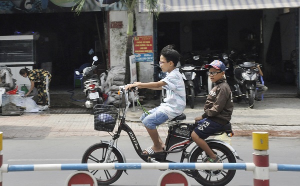 Nhiều học sinh còn quá nhỏ để điều khiển xe đạp điện. Ảnh chụp trên đường Nguyễn Ái Quốc (TP.Biên Hòa).
