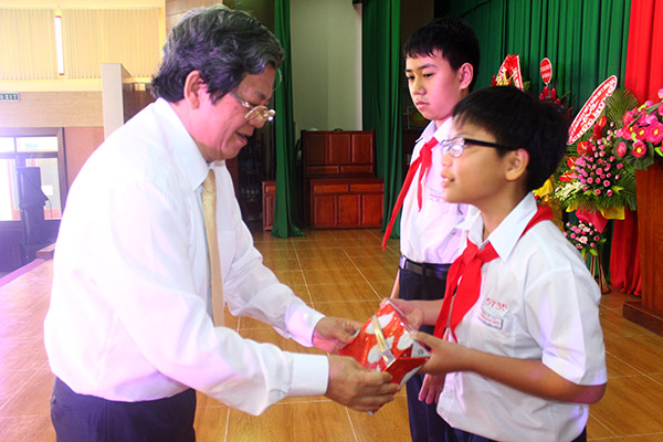 Phó giám đốc Sở GD-ĐT Đào Đức Trình khen thưởng học sinh đạt huy chương vàng tại các cuộc thi trong năm học 2017-2018.