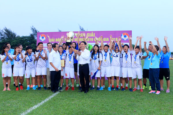 U.19 nữ Hà Nội giành cúp vô địch