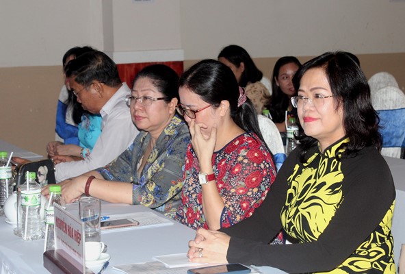Bà Nguyễn Hoà Hiệp (bìa phải), Phó chủ tịch UBND tỉnh dự hội nghị 