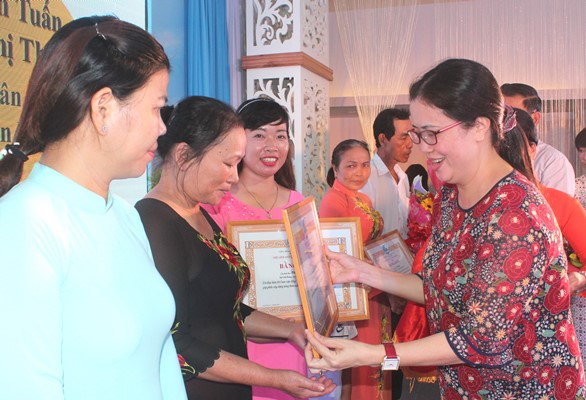 Bà Lê Thị Ngọc Loan, Chủ tịch Hội Liên hiệp phụ nữ tỉnh trao bằng khen cho các gia đình tiêu biểu 