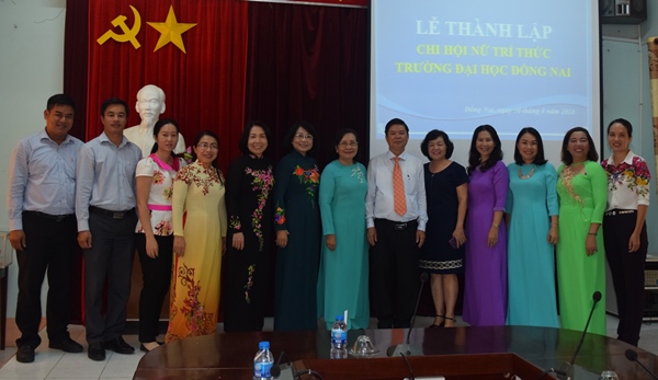 Các đại biểu chụp hình lưu niệm với Ban chấp hành lâm thời Chi hội Nữ trí thức Trường đại học Đồng Nai (Ảnh: T.N)