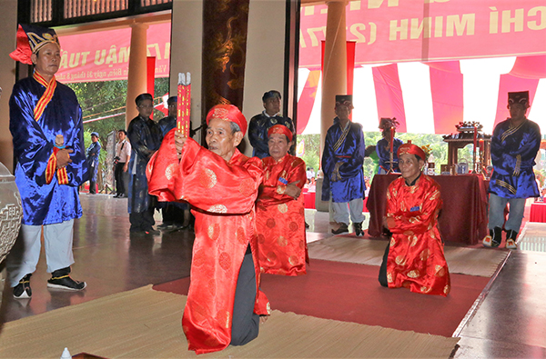 Ban quý tế đình Phước Tân (xã Phước Tân, TP.Biên Hòa) thực hiện lễ tế theo nghi thức dân gian Nam bộ.