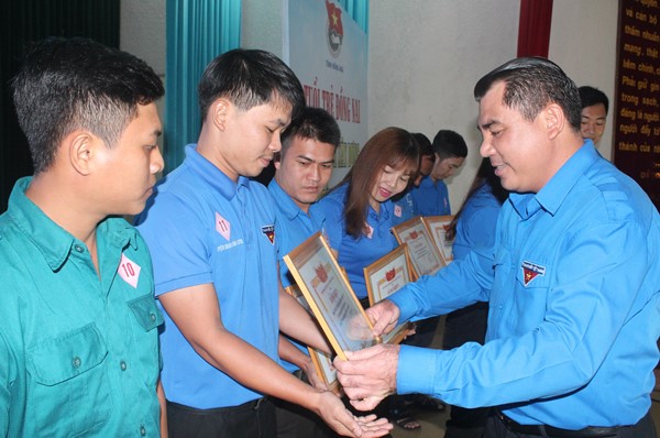 Đồng chí Nguyễn Cao Cường, Bí thư Tỉnh đoàn trao bằng khen cho các tập thể đạt thành tích xuất sắc trong chiến dịch thanh niên tình nguyện hè 2018 