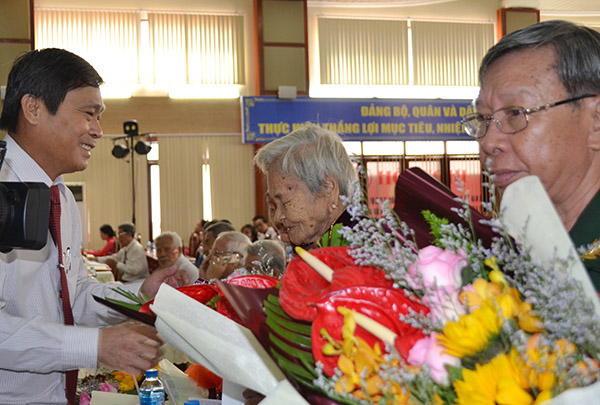 Đồng chí Lê Văn Dành, Ủy viên Ban TVTU, Bí thư Thành ủy Biên Hòa, thăm hỏi, tri ân các mẹ Việt Nam anh hùng, anh hùng lực lượng vũ trang nhân dân tại buổi lễ.
