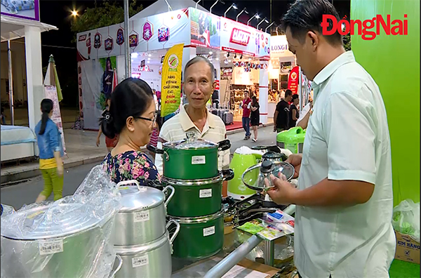 Khách tham quan mua sắm gian hàng hội chợ hàng Việt Nam chất lượng cao