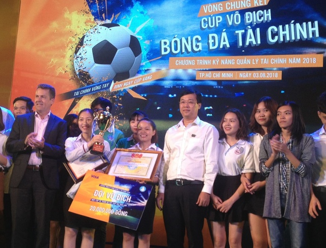 Anh Lê Quốc Phong, Bí thư thứ nhất Trung ương Đoàn (áo trắng) trao cúp vô địch cho hai sinh viên Ngọc và Bích