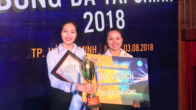 Nguyễn Thị Bích Ngọc và Nguyễn Thị An (từ trái qua phải) với giải thường đoạt được từ cuộc thi 