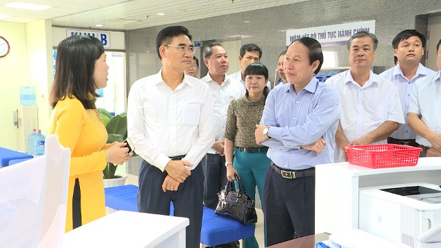 Chủ tịch tỉnh Hậu Giang Lê Tiến Châu nghe giới thiệu về Trung tâm hành chính công tỉnh Đồng Nai (Ảnh:CTV)
