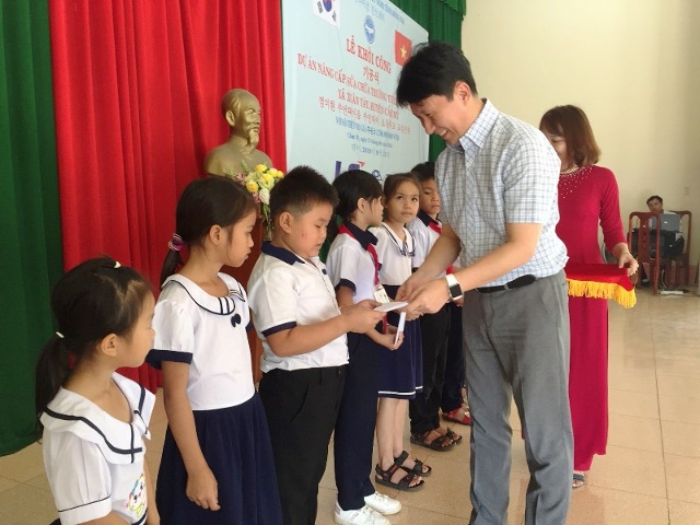 Đại diện Tập đoàn LS Hàn Quốc tặng học bổng cho học sinh 