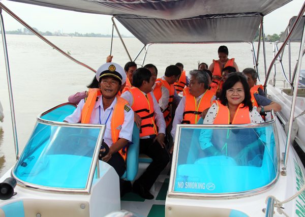 Phó chủ tịch UBND tỉnh Nguyễn Hòa Hiệp cùng đại diện các sở, ngành, địa phương tham quan tuyến du lịch đường sông trong ngày khai trương. 