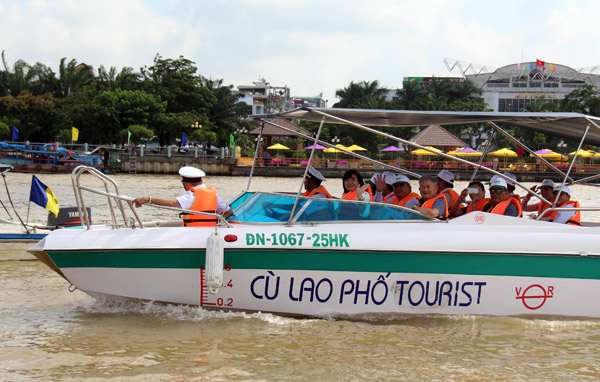 Phó chủ tịch UBND tỉnh Nguyễn Hòa Hiệp cùng đại diện các sở, ngành, địa phương tham quan tuyến du lịch đường sông trong ngày khai trương. (Ảnh: Hải Quân)