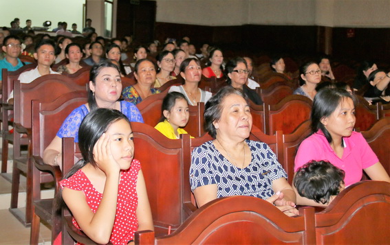 Rất đông người dân đến xem vở cải lương Bão táp một vương triều do Nhà hát Nghệ thuật truyền thống Đồng Nai biểu diễn