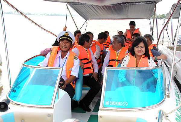 Phó chủ tịch UBND tỉnh Nguyễn Hòa Hiệp (hàng đầu, bìa phải) cùng đại diện các sở, ngành, địa phương tham quan tuyến du lịch đường sông trong ngày khai trương 1-9.