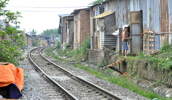 Nhà dân nằm sát ngay đường ray xe lửa đoạn qua phường Tân Biên, TP.Biên Hòa.