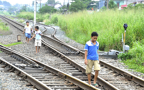 Trẻ em vui chơi, đi lại ngay trên đường sắt đoạn qua Ga Hố Nai.