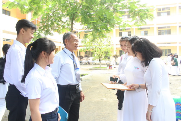 Ông Trần Xuân Tiếu, Hiệu trưởng nhà trường thăm hỏi, động viên học sinh trong năm học mới