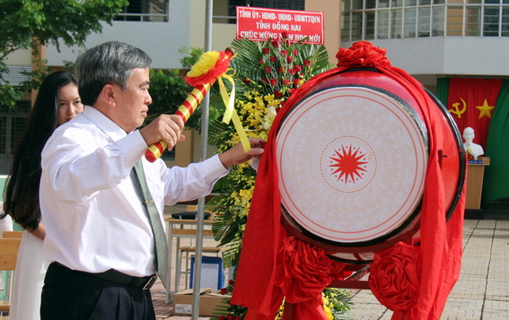 Chủ tịch UBND huyện Cẩm Mỹ Trần Văn Chiến đánh trống khai giảng năm học mới tại Trường THPT Cẩm Mỹ (Ảnh: Hải Quân)