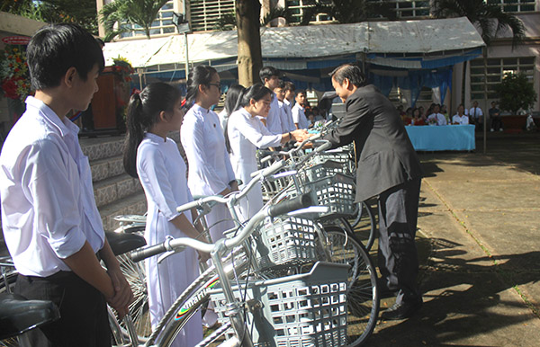 : Hội cựu học sinh niên khoá 1992-1995 tặng xe đạp cho học sinh vượt khó học tốt của Trường THPT Long Khánh. Ảnh: B.Nguyên