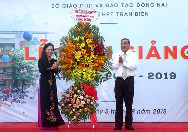 Phó bí thư thường trực Tỉnh ủy Trần Văn Tư tặng hoa chúc mừng Trường THPT Trấn Biên nhân ngày khai giảng