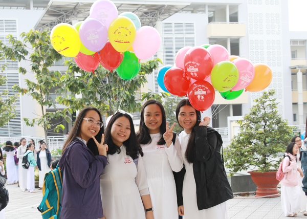 Học sinh Trường THPT chuyên Lương Thế Vinh (TP.Biên Hòa) tại lễ khai giảng năm học mới