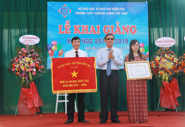 Đồng chí Đinh Quốc Thái, Phó bí thư Tỉnh ủy, Chủ tịch UBND tỉnh trao tặng Bằng khen tập thể thi đua xuất sắc năm học 2017-2018 cho Trường THPT chuyên Lương Thế Vinh