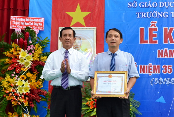 Trưởng ban Tổ chức Tỉnh ủy Phạm Văn Ru, tặng bằng khen của UBND tỉnh cho thầy giáo Đặng Thanh Hãn, đạt danh hiệu chiến sĩ thi đua cấp tỉnh