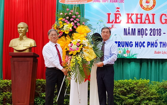 Phó chủ tịch UBND tỉnh Nguyễn Quốc Hùng tặng lẵng hoa cho cho Trường THPT Xuân Lộc nhân dịp khai giảng năm học mới 1 - K.Giới)
