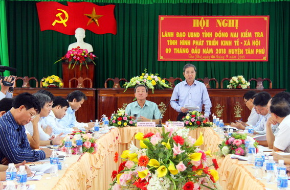 Chủ tịch UBND tỉnh Đinh Quốc Thái và Phó chủ tịch UBND tỉnh Nguyễn Quốc Hùng cùng đại diện các sở, ngành đã có buổi làm việc tại huyện Tân Phú