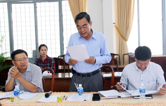 Chủ tịch UBND huyện Tân Phú Võ Tuấn Dũng báo cáo tình hình kinh tế - xã hội 8 tháng đầu năm trên địa bàn huyện