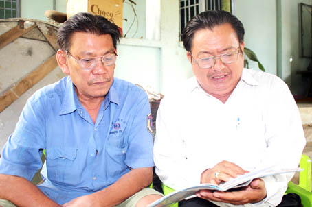 Ông Bùi Thế Khánh (phải) hỗ trợ pháp lý cho ông Dũng trong việc đòi quyền lợi hợp pháp, chính đáng.  Ảnh: Đ.Phú