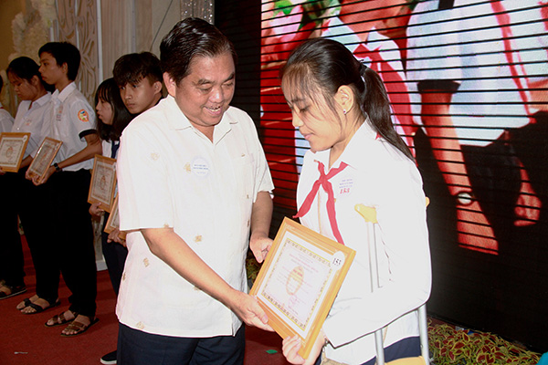 Chủ tịch Ủy ban MTTQ tỉnh Huỳnh Văn Tới trao học bổng cho học sinh khuyết tật