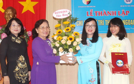 Tiến sĩ Nguyễn Thị Thu Lan thứ 2 từ trái qua, Chủ tịch Hội Nữ trí thức tỉnh tặng hoa chúc mừng Ban chấp hành Chi hội Nữ trí thức Sở Ngoại vụ