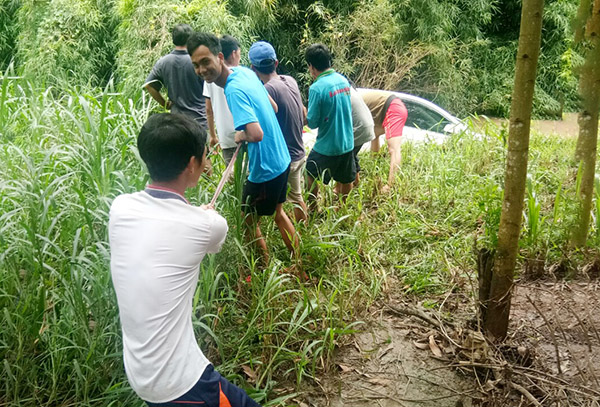 Người dân xã Xuân Bắc (huyện Xuân Lộc) tham gia cứu người và xe ô tô bị trôi ngày 19-8.