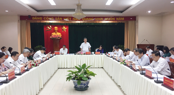 Chủ tịch UBND tỉnh Đinh Quốc Thái phát biểu tại hội nghị. Ảnh: C.NGHĨA