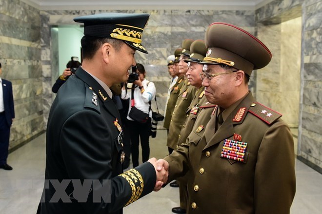 Trưởng đoàn đàm phán Hàn Quốc, Thiếu tướng Kim Do-gyun (trái) và Trưởng đoàn đàm phán Triều Tiên, Trung tướng An Ik-san (phải) tại cuộc đàm phán quân sự hôm 14-6. (Ảnh: Yonhap/TTXVN)