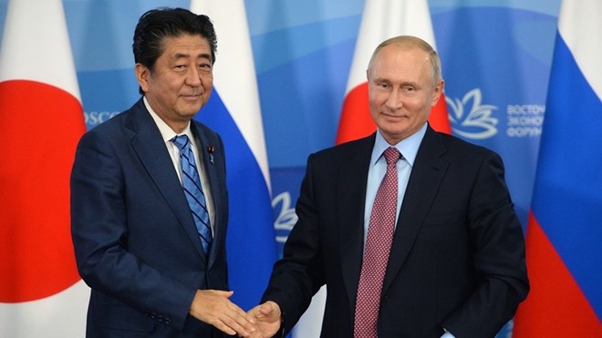 Tổng thống Nga Vladimir Putin (phải) và Thủ tướng Nhật Bản Shinzo Abe. (Nguồn:Sputnik)