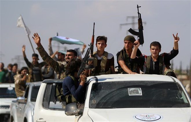 Các tay súng thuộc phe nổi dậy sau một buổi huấn luyện quân sự tại tỉnh Idlib, Syria ngày 11/9. (Nguồn: AFP/TTXVN)