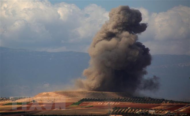 Khói bốc lên sau một cuộc không kích gần làng Kafr Ain, tỉnh Idlib, Syria ngày 7/9. (Nguồn: AFP/TTXVN)
