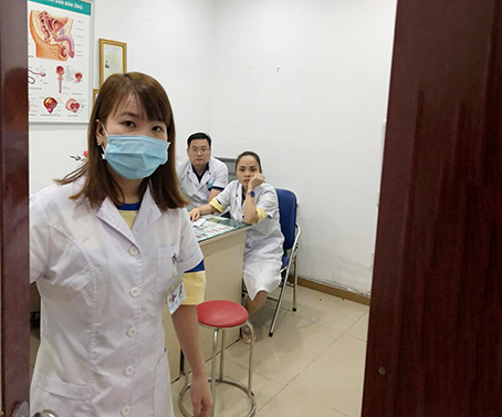 Các bác sĩ người Trung Quốc và nhân viên phòng khám đa khoa Âu Mỹ Việt đóng cửa, không tiếp khi người nhà bệnh nhân V.T.M đến phòng khám yêu cầu làm việc (ảnh: người nhà bệnh nhân cung cấp)