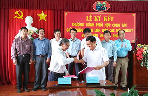Đại diện lãnh đạo huyện Tân Phú và lãnh đạo Liên hiệp các Hội Khoa học – kỹ thuật tỉnh ký kết chương trình phối hợp
