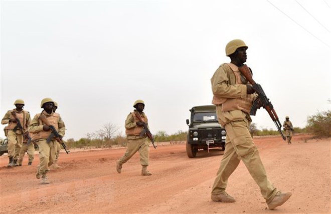 Binh sỹ Burkina Faso trong buổi huấn luyện tại doanh trại Kamboinse-General Bila Zagre, gần Ouagadougo ngày 13-4. (Nguồn: AFP/TTXVN)