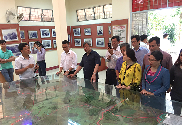 Đoàn đến tham quan và nghe giới thiệu về di tích cách mạng Nhà giao tế ở Lộc Ninh (tỉnh Bình Phước).