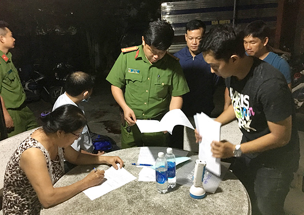 Lực lượng chức năng lập biên bản vi phạm đối với và Nguyễn Thị Xê (ngụ KP.3, phường Long Bình, TP.Biên Hòa) và số heo chết đang nằm chờ giết mổ.