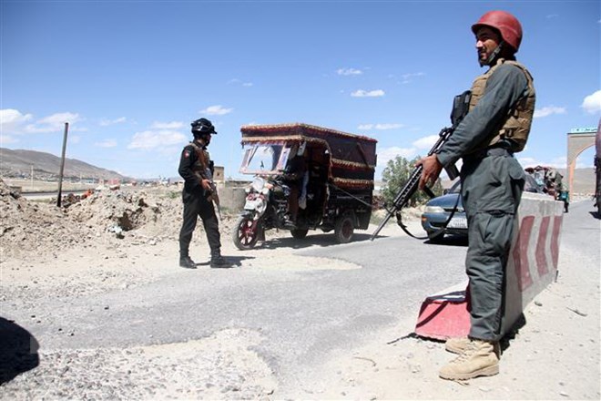 Cảnh sát Afghanistan gác tại chốt an ninh ở Ghazni. (Ảnh: EPA-EFE/TTXVN)