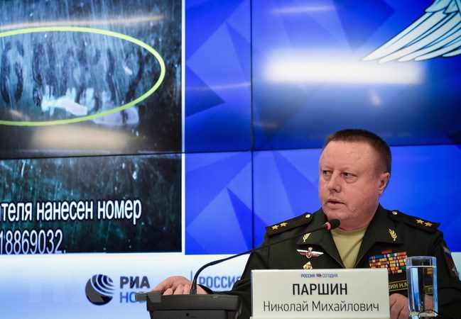 Chỉ huy lực lượng tên lửa của Bộ Quốc phòng Nga, Trung tướng Nikolai Parshin, phát biểu trong cuộc họp báo về tiến trình điều tra vụ rơi máy bay MH17. (Ảnh: AFP/TTXVN)